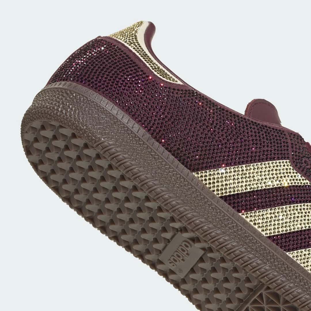 Detalle del talón de la adidas Samba OG Rhinestone Maroon/Gold, con los strass bordó y dorados de cerca y la suela de goma marrón con el logo de adidas