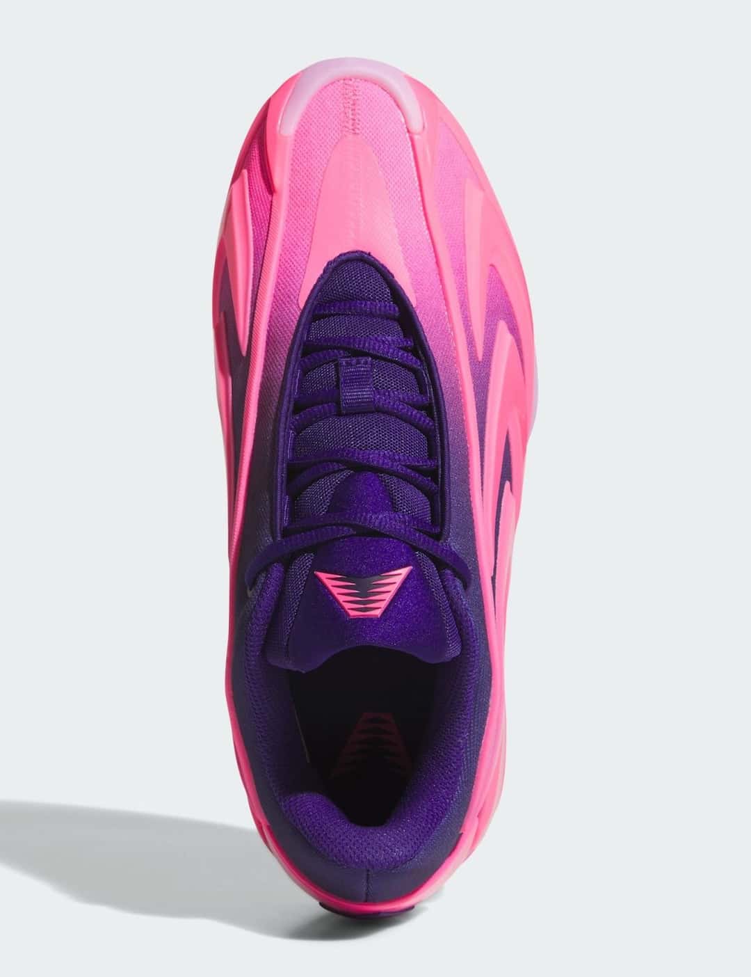 adidas AE 3 Lucid Pink vista desde arriba, con la lengüeta y los cordones violetas y la estructura rosa