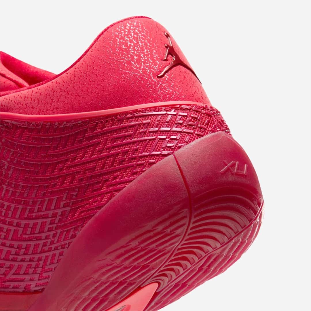 Talón del Air Jordan 41 Ruby con textura craquelada, Jumpman en relieve y el número XLI grabado en la suela