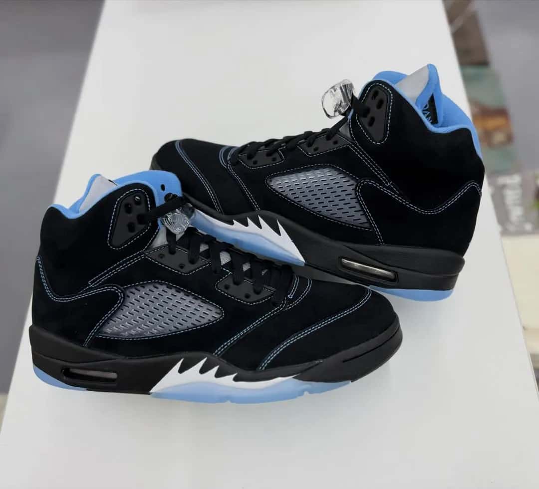 Vista detallada del Air Jordan 5 Black University Blue con lengüeta 3M