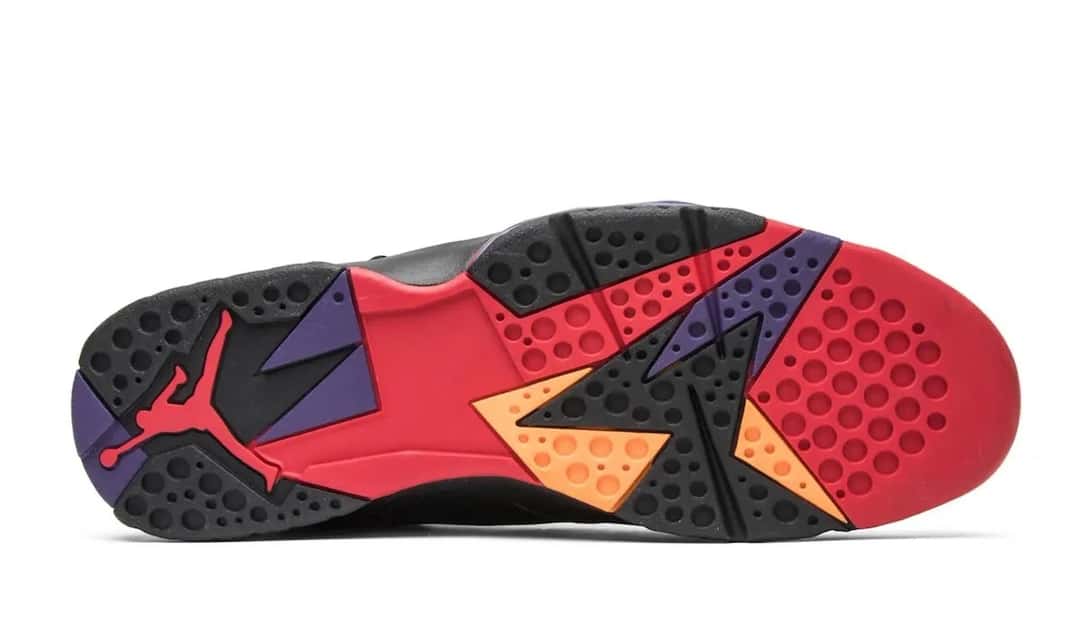Foto de archivo: suela de las Air Jordan 7 Playoffs de la edición 2012, con el dibujo geométrico en negro, rojo, violeta y naranja y el Jumpman rojo en el talón