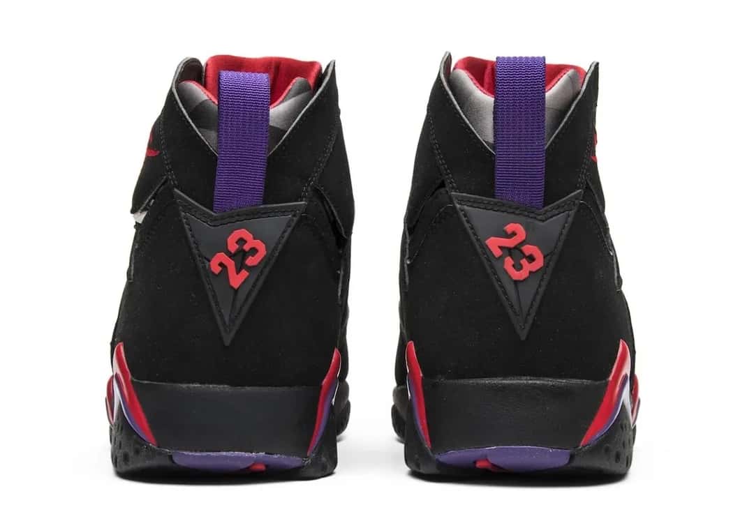 Foto de archivo: vista trasera de las Air Jordan 7 Playoffs de la edición 2012, con la tira violeta para calzar, el número 23 rojo en la pieza triangular del talón y el forro rojo y gris