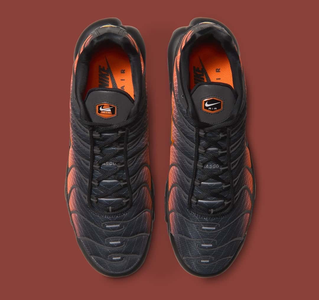 Vista desde arriba de la Nike Air Max Plus «Glasgow», con la malla negra y naranja y las plantillas naranjas