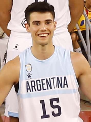 Foto de archivo: Gonzalo Corbalán sonríe con la camiseta celeste número 15 de la selección argentina en 2023