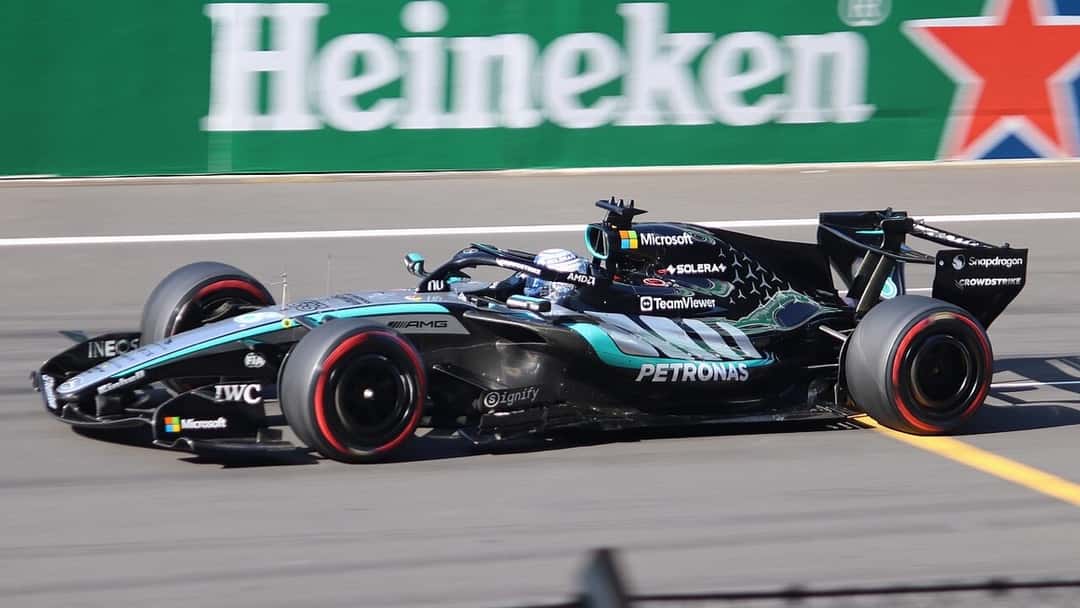Foto de archivo: el Mercedes negro y turquesa de George Russell en una recta del circuito de Shanghái durante la clasificación del Gran Premio de China 2026