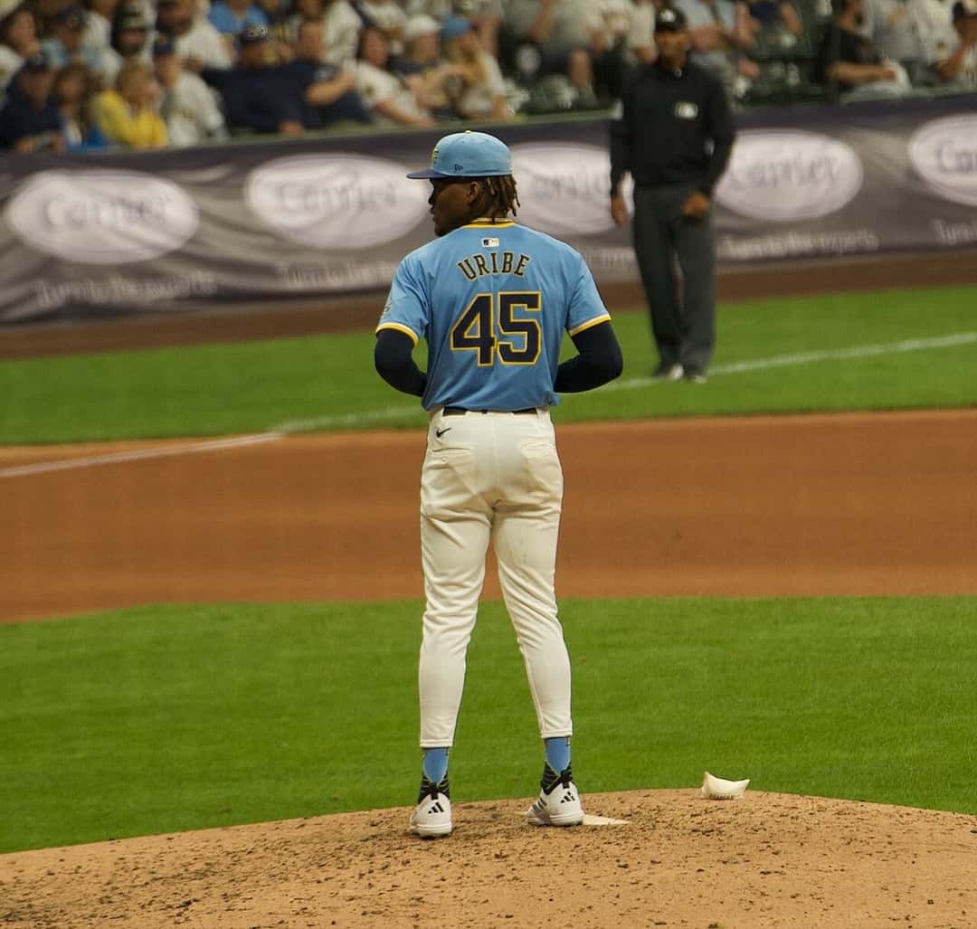 Foto de archivo: Abner Uribe, de espaldas con la camiseta celeste número 45 de los Brewers, parado en el montículo de Milwaukee