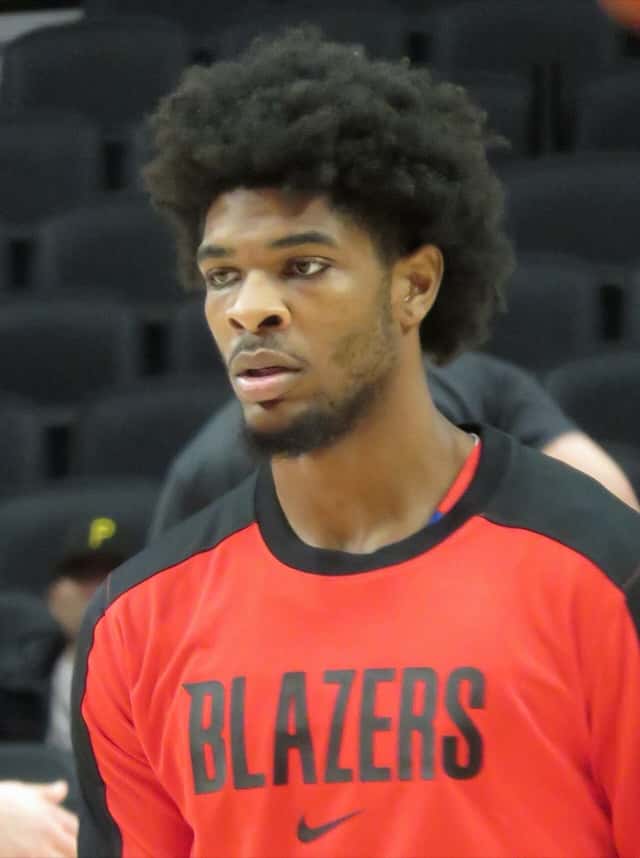 Foto de archivo: Scoot Henderson con una remera roja de entrada en calor de los Portland Trail Blazers, antes de un partido de pretemporada