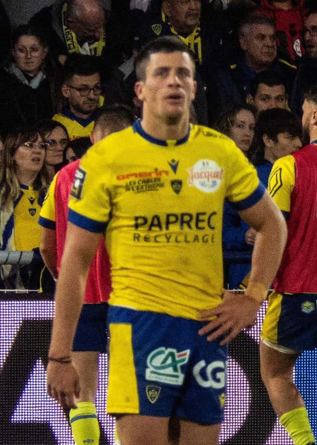 Foto de archivo: Bautista Delguy, con la camiseta amarilla y azul del Clermont, parado en la cancha con la tribuna detrás