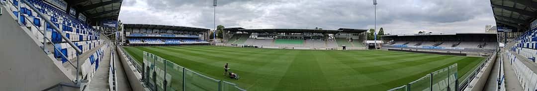 Vista panorámica del estadio de La Rabine, en Vannes, con las tribunas vacías y el césped recién cortado