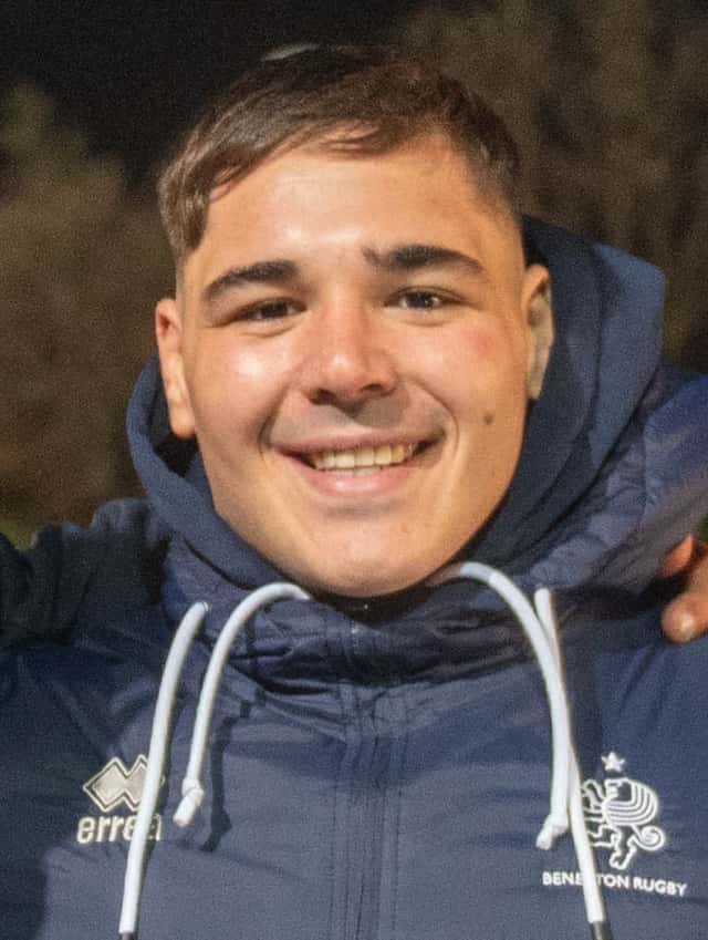 Foto de archivo: Bautista Bernasconi, sonriente, con la campera azul de Benetton Rugby, en 2023