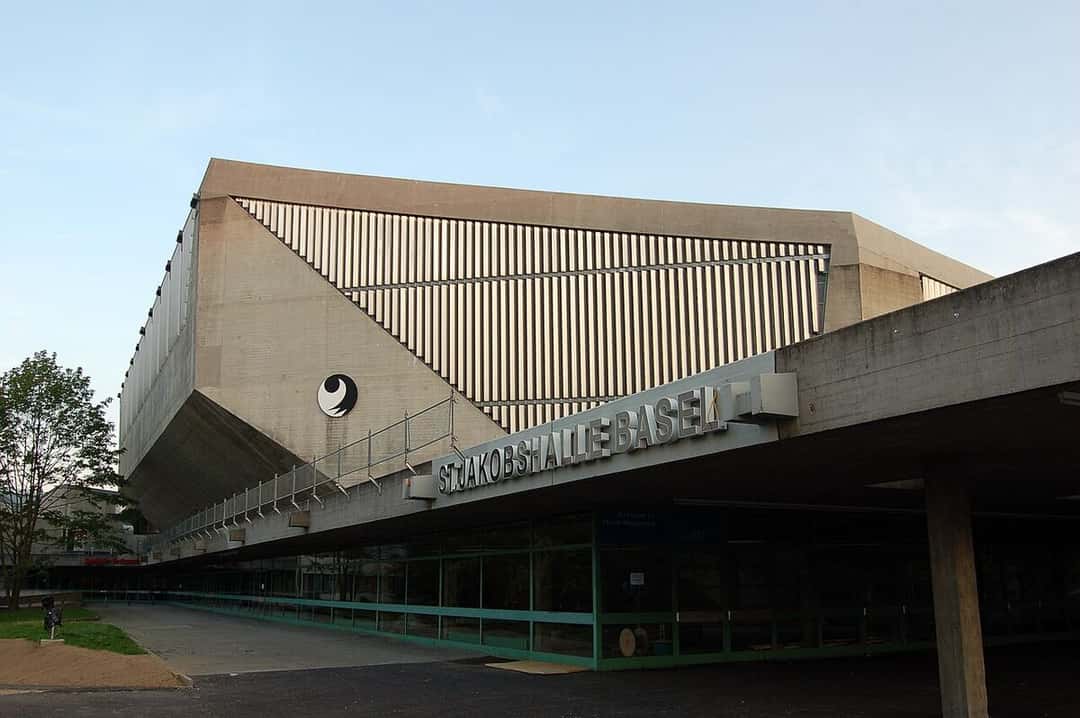 Foto de archivo: el exterior de la St. Jakobshalle de Basilea, un edificio de hormigón con el nombre del estadio en letras grandes sobre la entrada