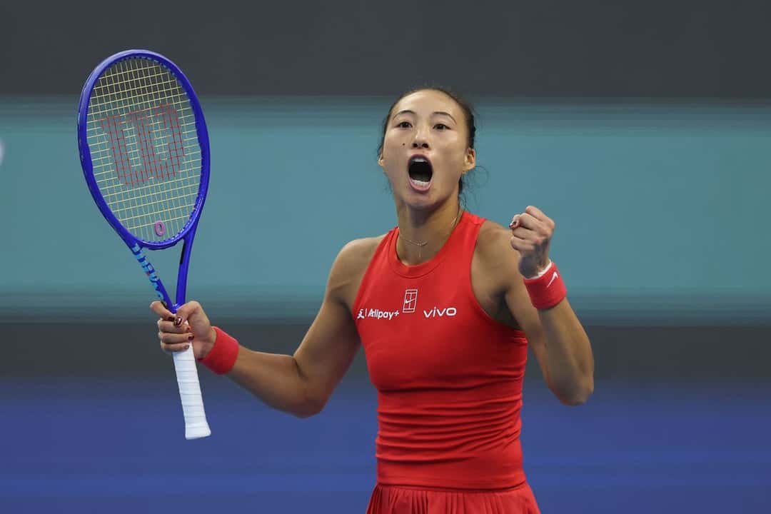 Zheng Qinwen, de rojo, grita y aprieta el puño con la raqueta en la mano durante su partido de tercera ronda del China Open 2026