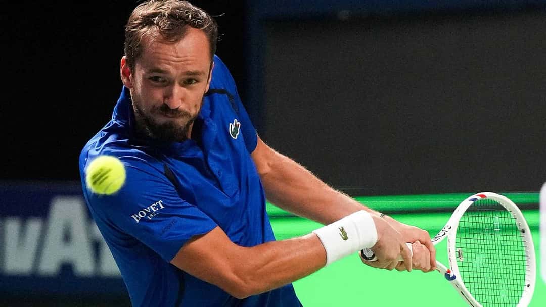 Foto de archivo: Daniil Medvedev, con remera azul y muñequera blanca, le pega un revés a dos manos con la mirada fija en la pelota