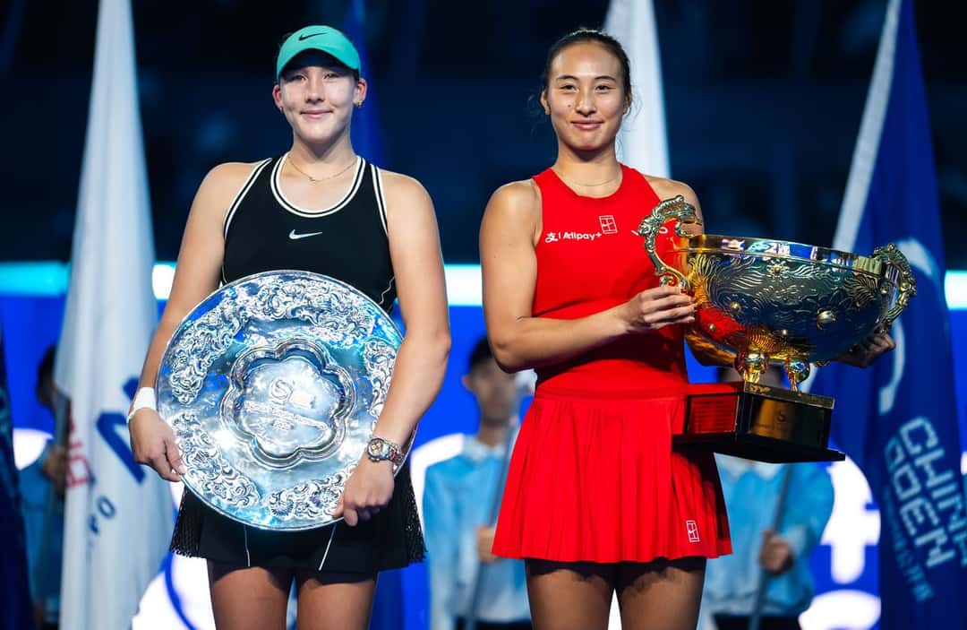 Mirra Andreeva, con el plato de subcampeona, y Zheng Qinwen, con el trofeo de campeona, posan en la ceremonia de premiación del China Open 2026