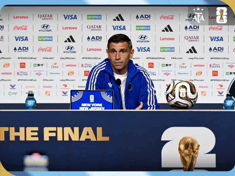 Emiliano Martínez en la conferencia de prensa de la Selección Argentina antes de la final del Mundial 2026