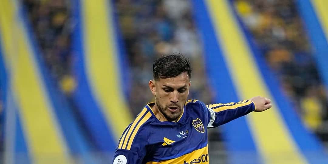 Leandro Paredes, capitán de Boca, conduce la pelota con la camiseta azul y oro