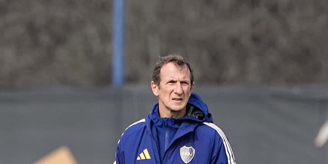 Rodolfo Arruabarrena, entrenador de Boca, durante un entrenamiento con campera del club