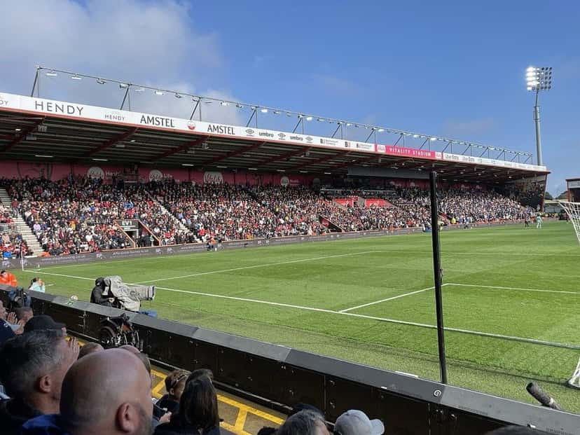 Las tribunas del Vitality Stadium llenas de hinchas durante un partido de Bournemouth, con el césped verde y los carteles publicitarios al costado de la cancha; foto de archivo de 2023 (foto: Mr Ignavy, geograph.org.uk, Wikimedia Commons, licencia CC BY-SA 2.0)