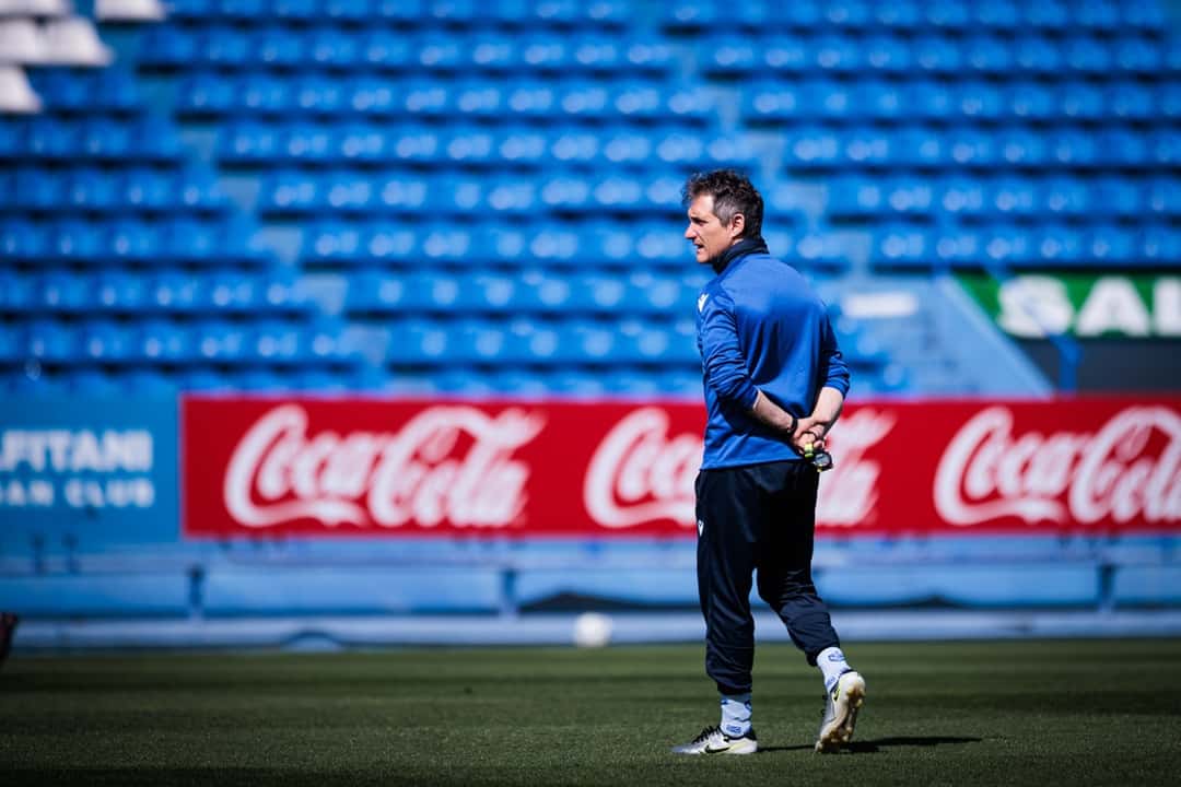 Guillermo Barros Schelotto, entrenador de Vélez, camina con campera azul durante una práctica en el estadio José Amalfitani. Foto de archivo de septiembre de 2026, difundida por Vélez