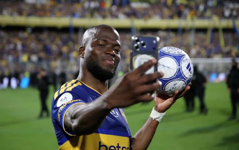 Enner Valencia se saca una selfie con la pelota del partido tras su triplete ante Racing