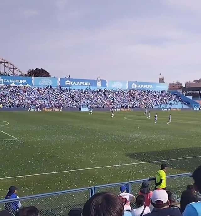 La cancha del estadio Alberto Gallardo vista desde la tribuna, con las gradas llenas de hinchas de Sporting Cristal y los carteles de publicidad alrededor del campo; foto de archivo de marzo de 2023 (foto: Usuarioeditor9, Wikimedia Commons, licencia CC BY-SA 4.0)
