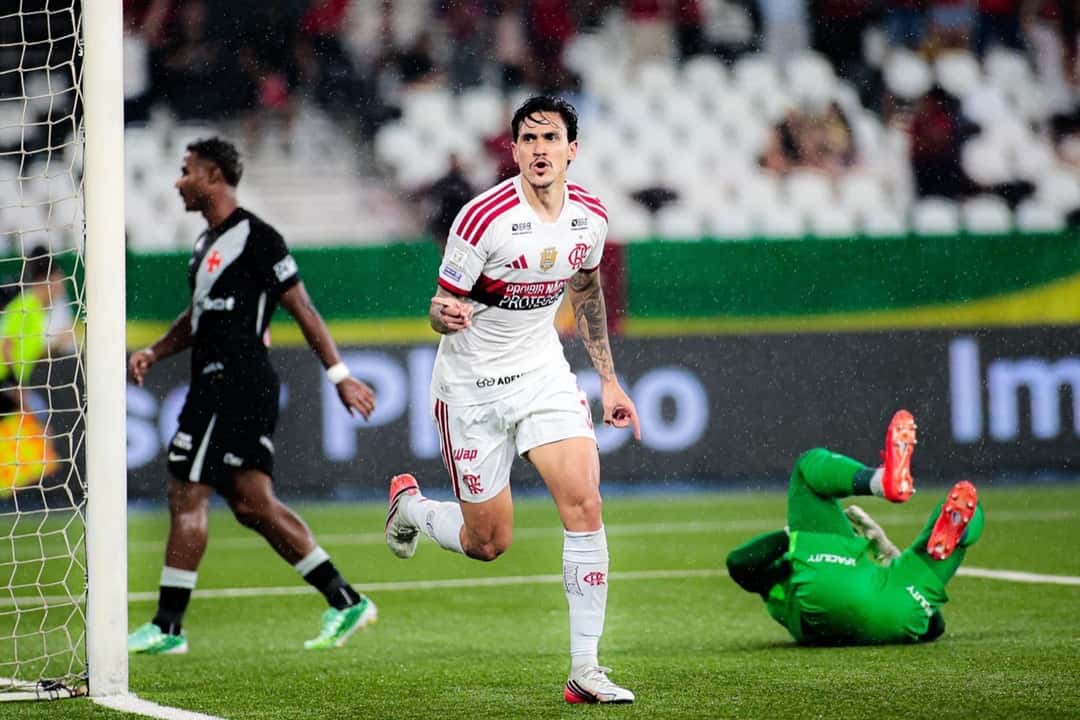 Un jugador del Flamengo, con la camiseta blanca, festeja un gol mientras el arquero del Vasco queda tirado en el piso, en el estadio Nilton Santos, el jueves 29 de octubre de 2026 (foto: Gilvan de Souza, prensa Clube de Regatas do Flamengo)