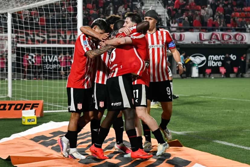 Los jugadores de Estudiantes de La Plata, con la camiseta roja y blanca, se abrazan para festejar uno de los goles ante Gimnasia de Mendoza en el estadio Jorge Luis Hirschi el lunes 5 de octubre (foto: prensa oficial de Estudiantes de La Plata)