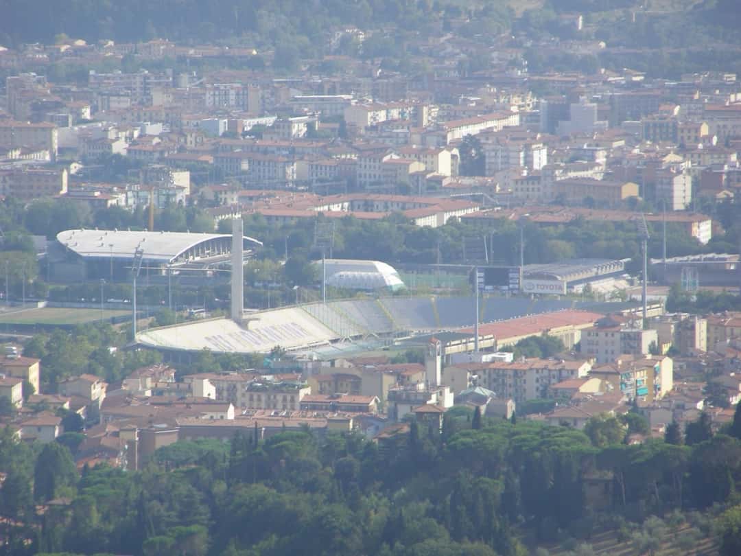 El estadio Artemio Franchi de Florencia visto desde Fiesole, con su torre entre los edificios de la ciudad; foto de archivo de agosto de 2009 (foto: Andrzej Otrębski, Wikimedia Commons, licencia CC BY-SA 4.0)