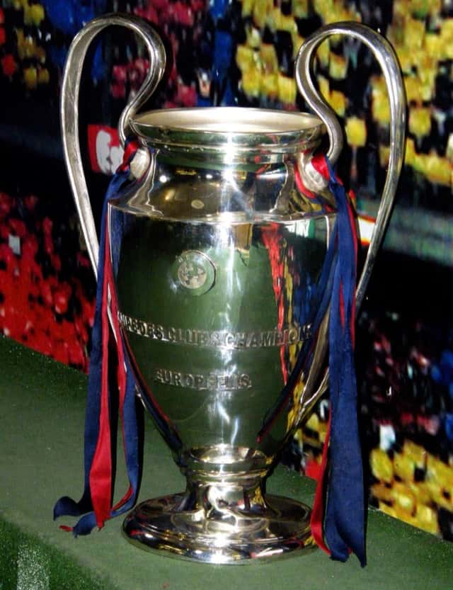 La copa de la Champions League en exhibición, con cintas azules y granas; foto de archivo de 2009 (foto: Gaetano Porcaro, Wikimedia Commons, licencia CC BY 2.0)