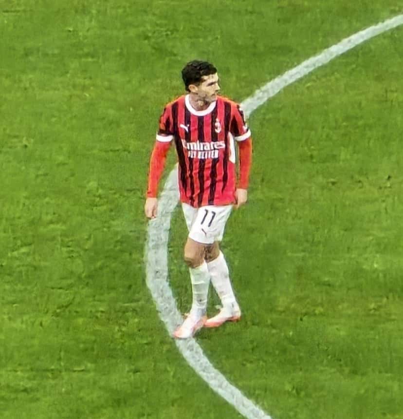 Christian Pulisic, con la camiseta roja y negra número 11 del Milan, camina por la cancha durante un partido ante el Cagliari; foto de archivo de enero de 2025 (foto: Saggittarius A, Wikimedia Commons, licencia CC BY 4.0)