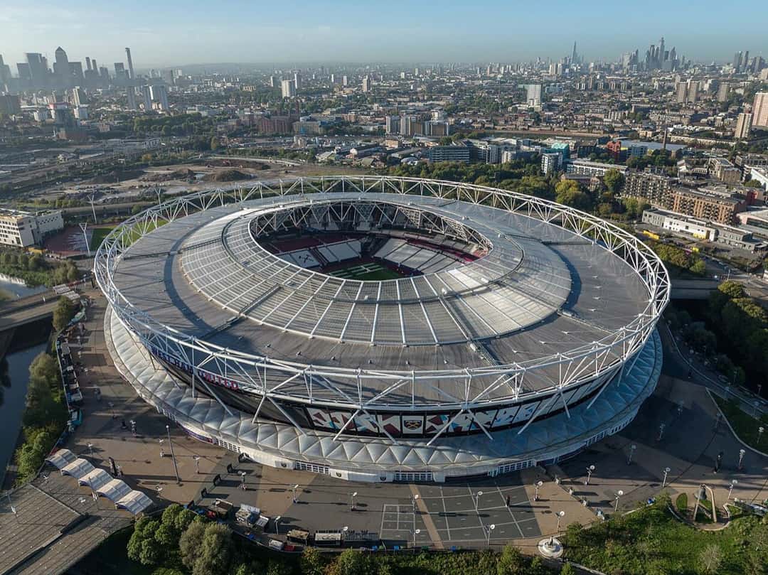 Vista aérea del London Stadium, la cancha del West Ham, en el Parque Olímpico de Londres, con la ciudad de fondo; foto de archivo de octubre de 2022 (foto: Arne Müseler, Wikimedia Commons, licencia CC BY-SA 3.0 DE)