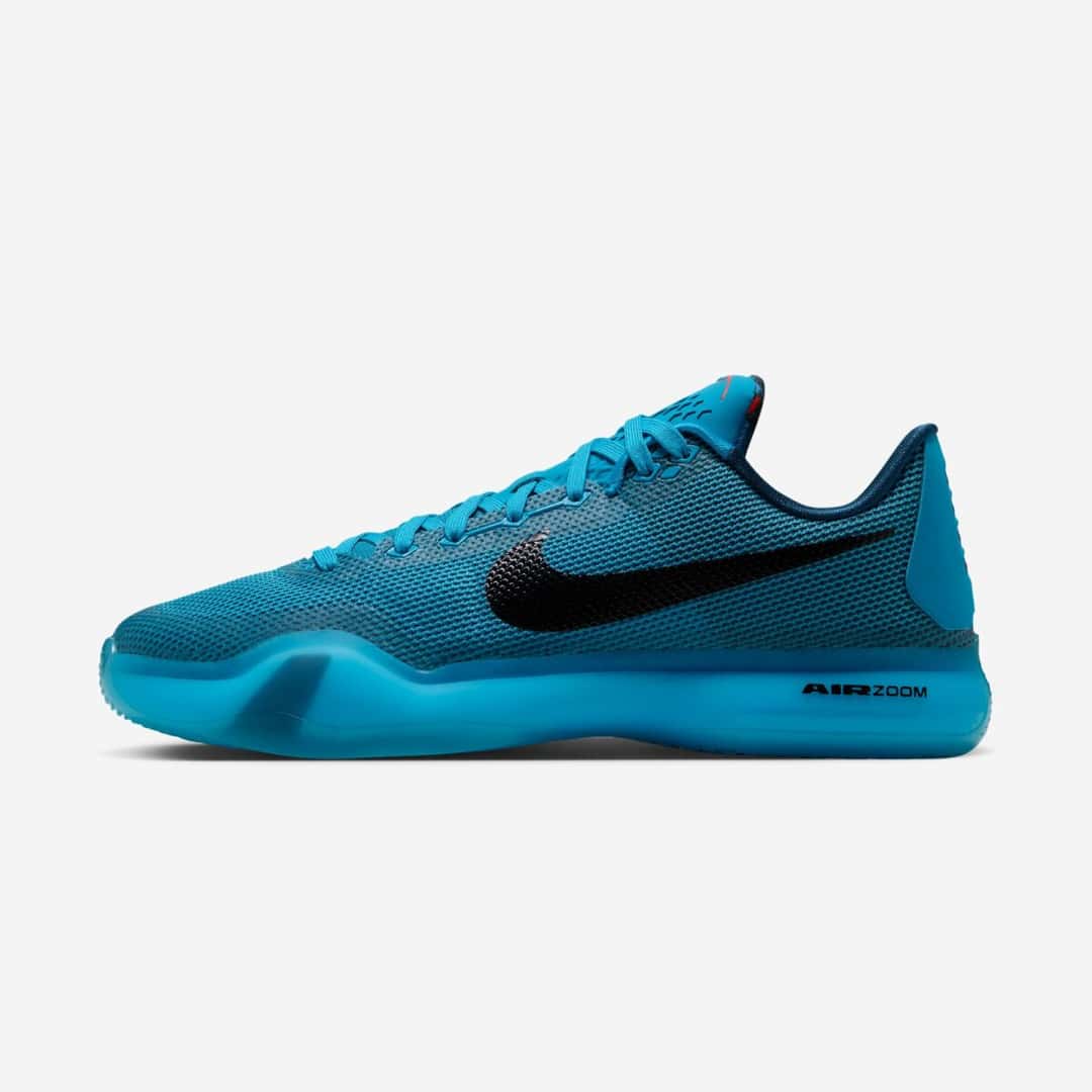 Lateral externo de la Nike Kobe 10 Protro 5AM Flight con malla azul, Swoosh negro y mediasuela azul translúcida