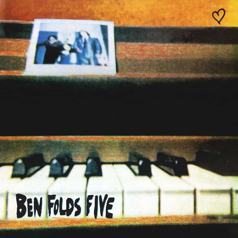 Portada de la edición remasterizada de «Ben Folds Five», el primer disco de la banda, de 1995: las teclas de un piano con el nombre del grupo escrito a mano y una foto instantánea del trío