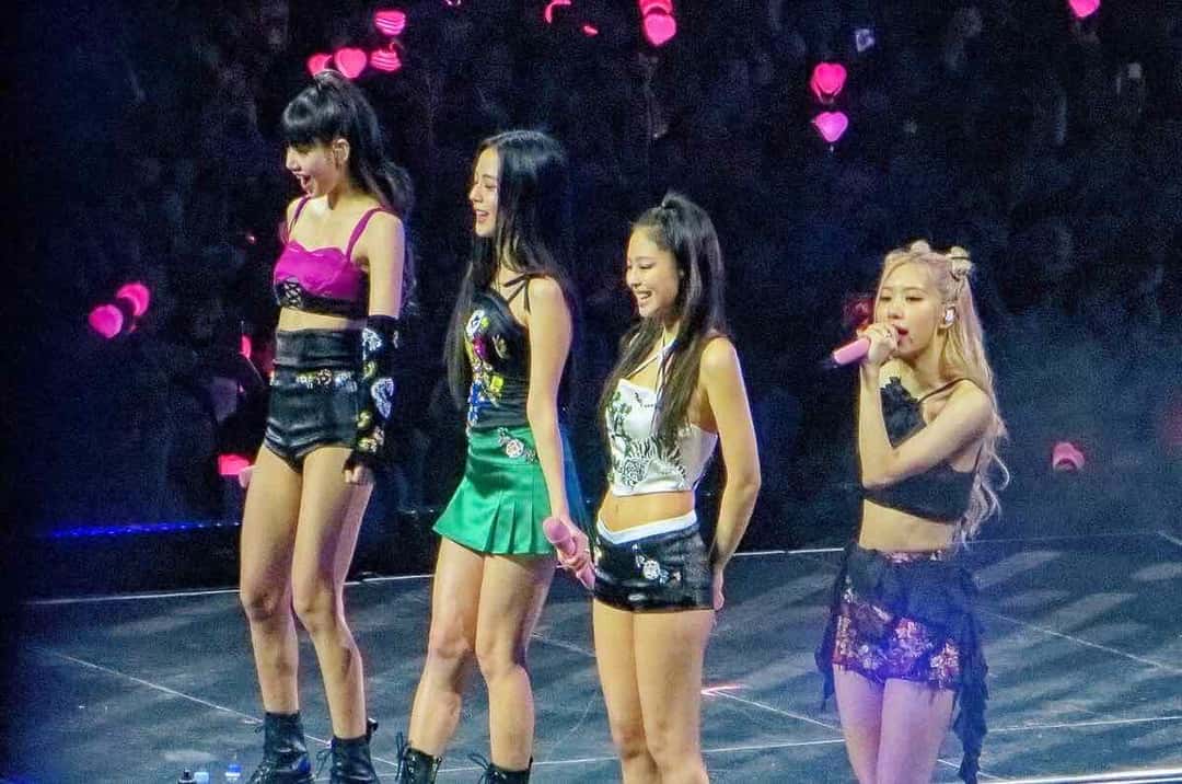 Foto de archivo de BLACKPINK en el escenario del O2 Arena de Londres durante la gira 