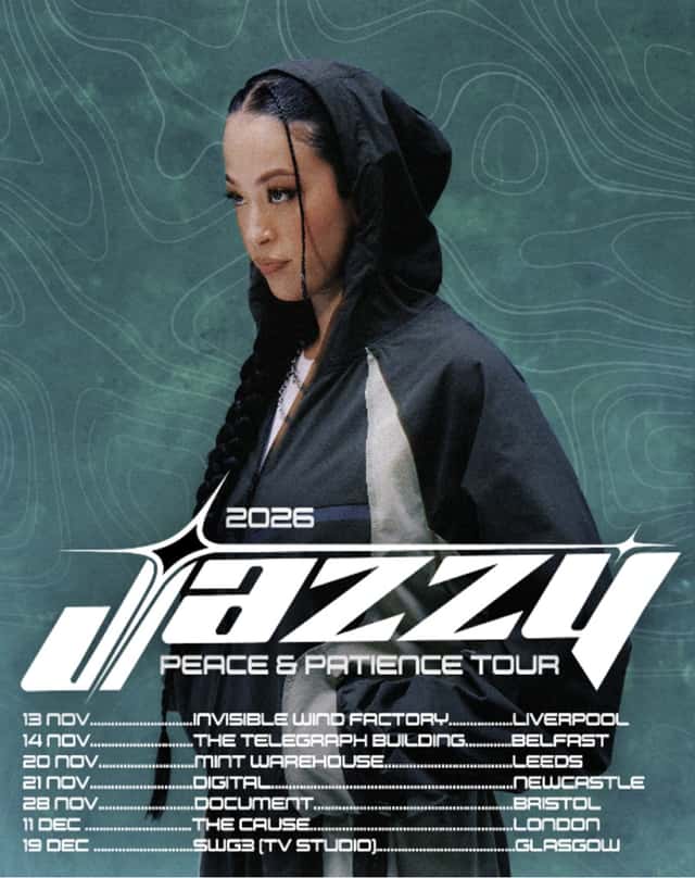 Afiche oficial del Peace & Patience Tour 2026 de Jazzy: la artista con capucha negra y trenzas sobre un fondo verde con líneas topográficas, y la lista de fechas en Liverpool, Belfast, Leeds, Newcastle, Bristol, Londres y Glasgow