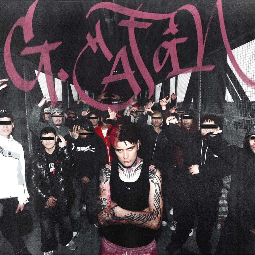 Portada de «G. Catán», de LIT killah: el músico, de musculosa negra y brazos tatuados, al frente de un grupo de jóvenes con los ojos tapados por franjas negras, bajo el título escrito en rosa