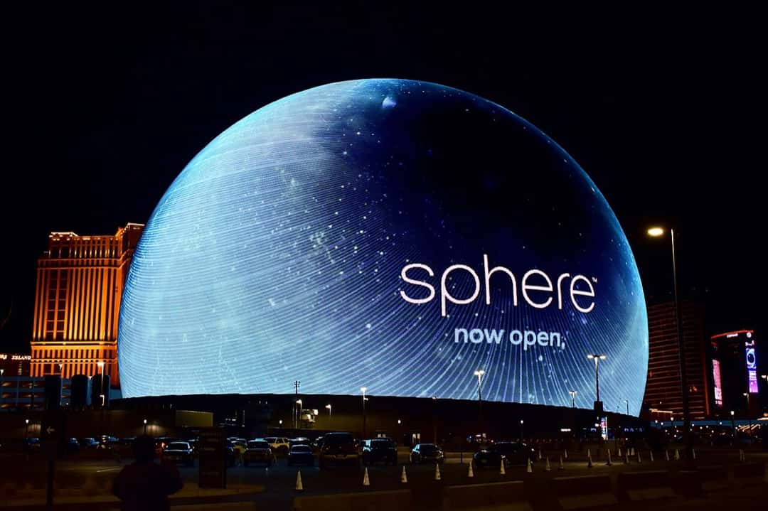 El Sphere de Las Vegas de noche, con su superficie iluminada de azul como un planeta y la palabra 