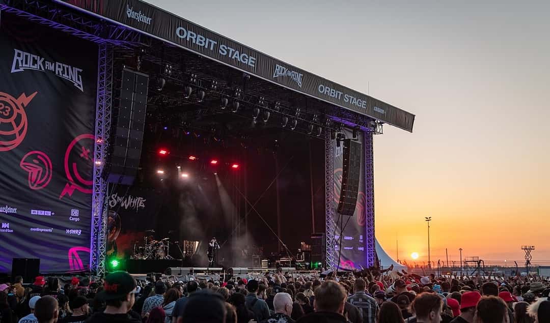 Motionless In White en el escenario Orbit Stage del festival Rock am Ring, en Alemania, en junio de 2023: el público en primer plano y el atardecer de fondo (foto de archivo). Foto: Andreas Lawen, CC0, vía Wikimedia Commons