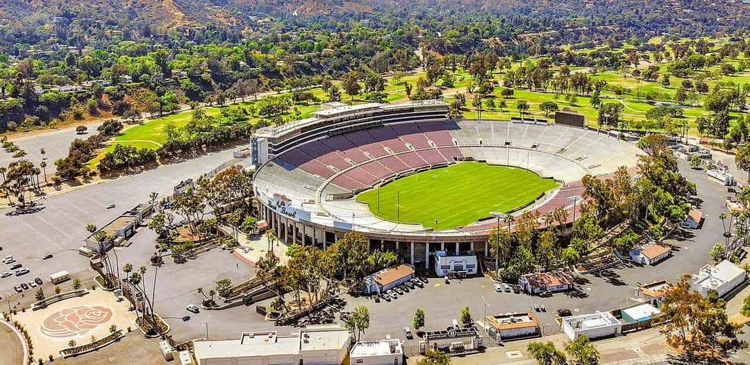 Vista aérea del Rose Bowl de Pasadena, con la cancha de césped, las tribunas y los árboles alrededor. Foto: Ted Eytan, CC BY-SA 2.0, vía Wikimedia Commons
