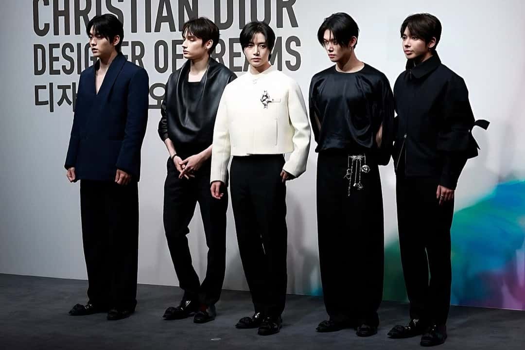 TOMORROW X TOGETHER en un evento de Dior el 18 de abril de 2025 (foto de archivo: K-POPIT 케이팝잇, CC BY 3.0, vía Wikimedia Commons)