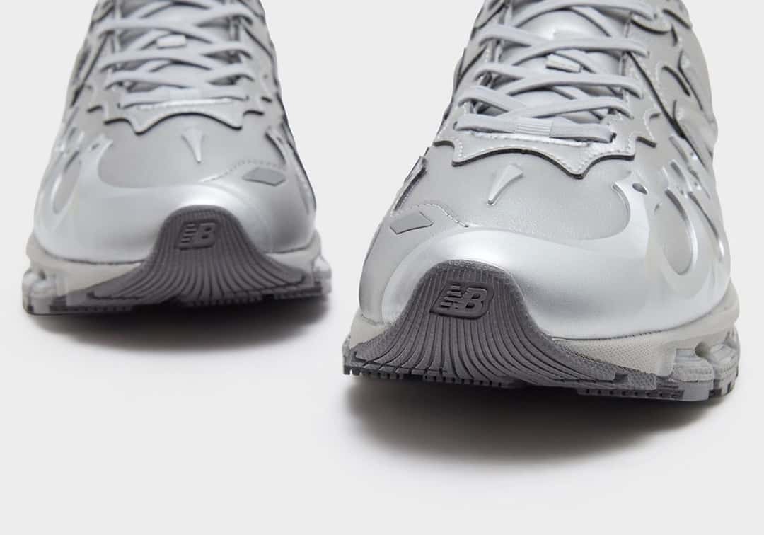 Punteras de las New Balance 1890 Liquid Metal vistas de frente, con los refuerzos plateados en relieve y la suela gris