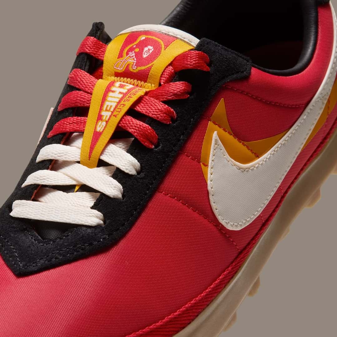Lengüeta del Nike Astro Grabber de los Kansas City Chiefs con el banderín amarillo y rojo del equipo, cordones rojos y crema y upper de nylon rojo