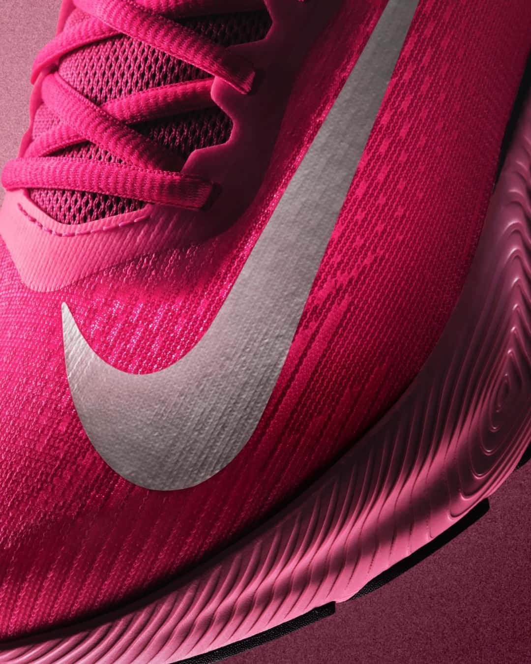 Detalle de la Nike Vegam Run rosa, con la malla de la capellada, los cordones y la pipa plateada