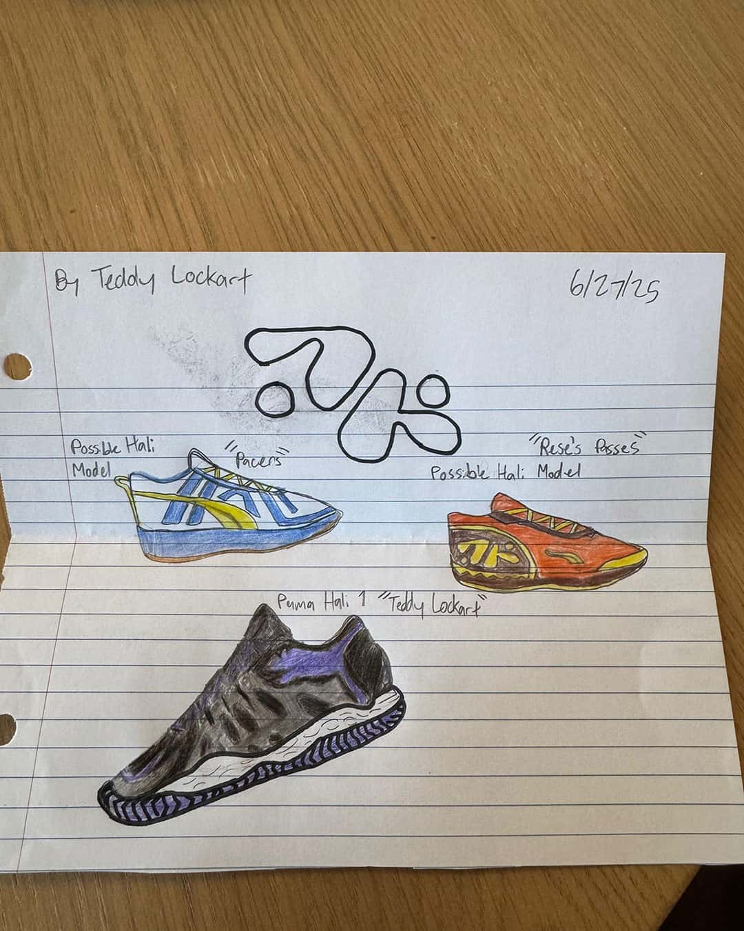 Hoja de carpeta rayada firmada por Teddy Lockart con tres zapatillas dibujadas a mano y coloreadas: un modelo azul y amarillo titulado Pacers, uno naranja titulado Rese's Passes y abajo una Hali 1 negra y violeta con suela blanca, titulada Puma Hali 1 Teddy Lockart