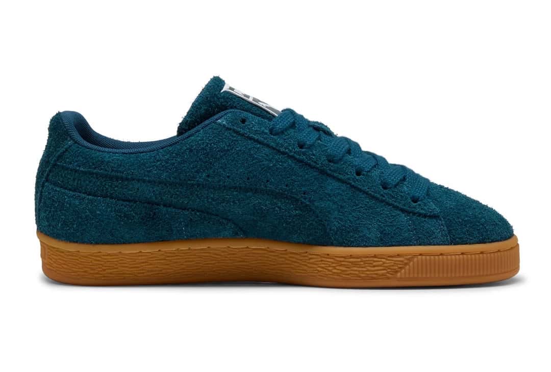 PUMA Suede Forever Midnight Petrol de perfil lateral, con gamuza azul petróleo de pelo largo, Formstrip grabado tono sobre tono y suela gum