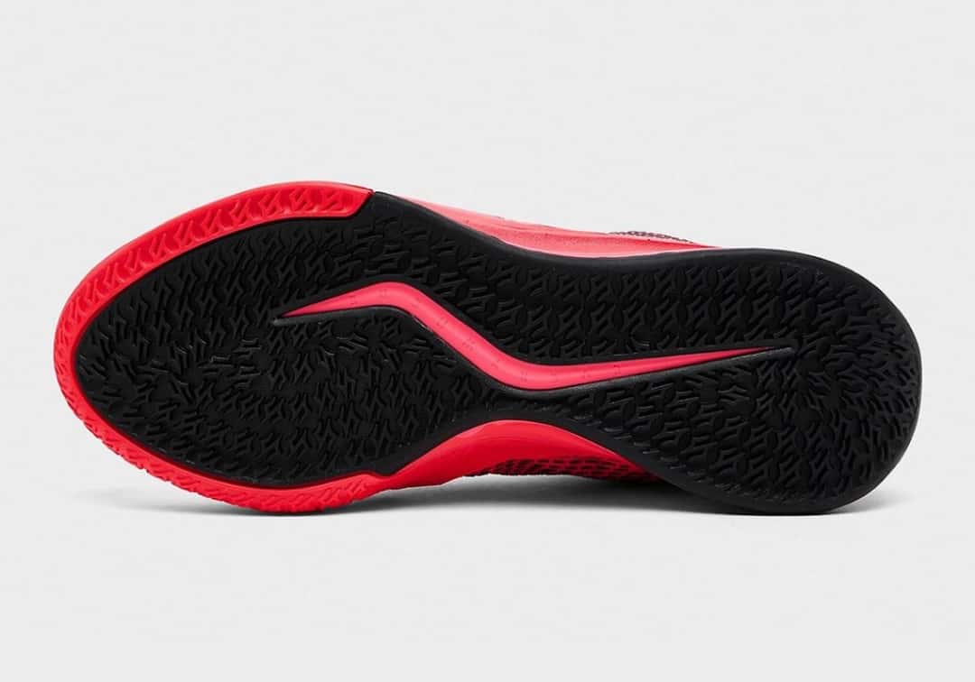 Suela del Nike Sabrina 4 Light Work, negra con dibujo de tracción y una franja roja que la cruza en diagonal, con el borde rojo en la punta y el talón