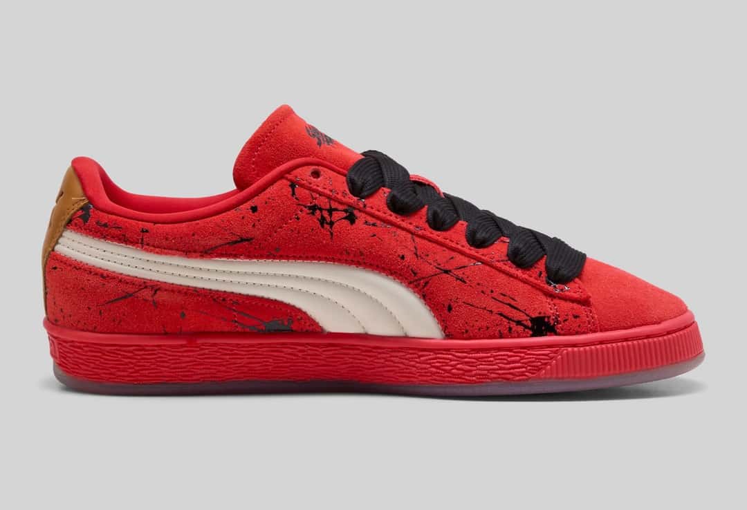 PUMA Suede Street Fighter Ken Masters de perfil con gamuza roja salpicada en negro, Formstrip crema y cordones negros gruesos