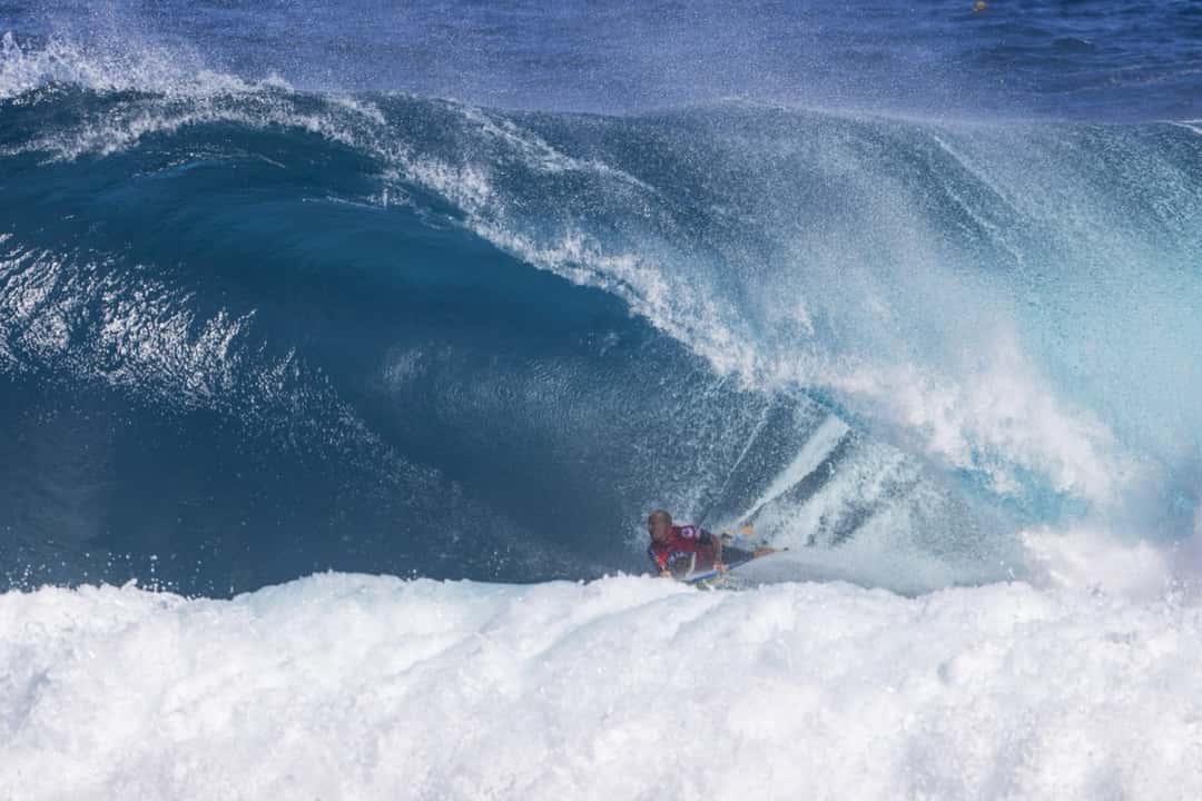 Amaury Lavernhe, con licra roja, se mete en el tubo de una ola grande y azul de El Frontón, entre la espuma (foto de archivo)