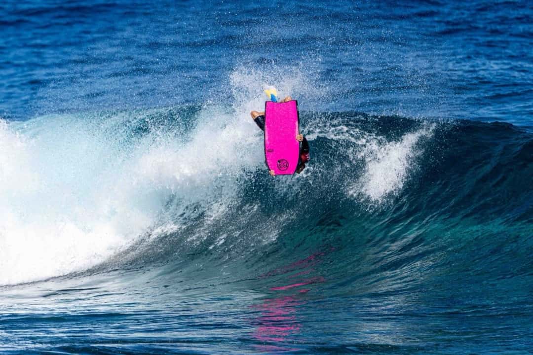 Louka Zaninotto, con una tabla fucsia, gira dado vuelta en la cresta de una ola de El Frontón (foto de archivo)