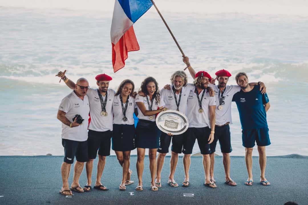 El equipo de Francia, con boinas rojas y medallas, posa con la bandera francesa y la bandeja de campeones en el podio de El Sunzal